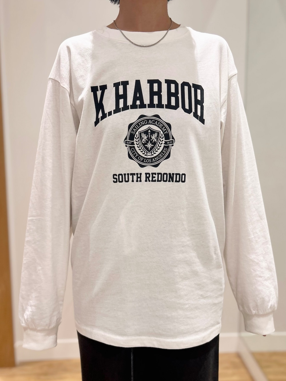 グレー系のスウェット、ホワイト系のTシャツ/カットソー、ブルー系のその他パンツを着用したレディースの秋コーディネートの10枚目の写真