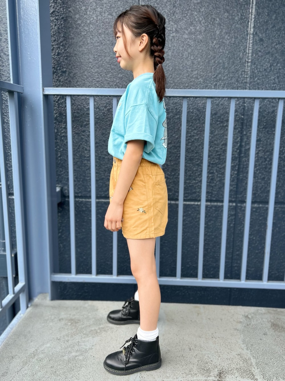 ブルー系のTシャツ/カットソー、イエロー系のその他パンツを着用したキッズの夏コーディネートの3枚目の写真