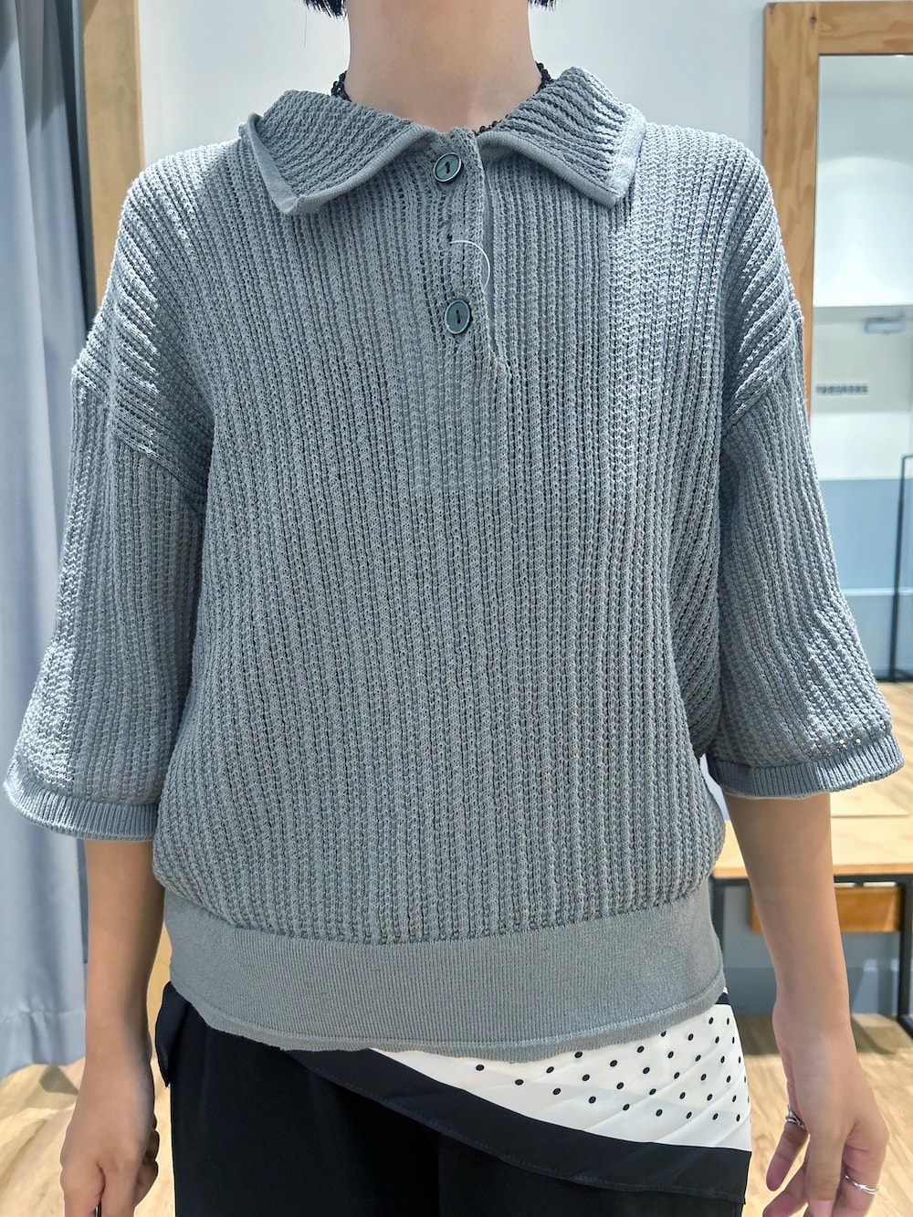 グレー系のニット/セーター、ブラック系のその他パンツ、ブラック系のショルダーバッグを着用したレディースの秋コーディネートの5枚目の写真