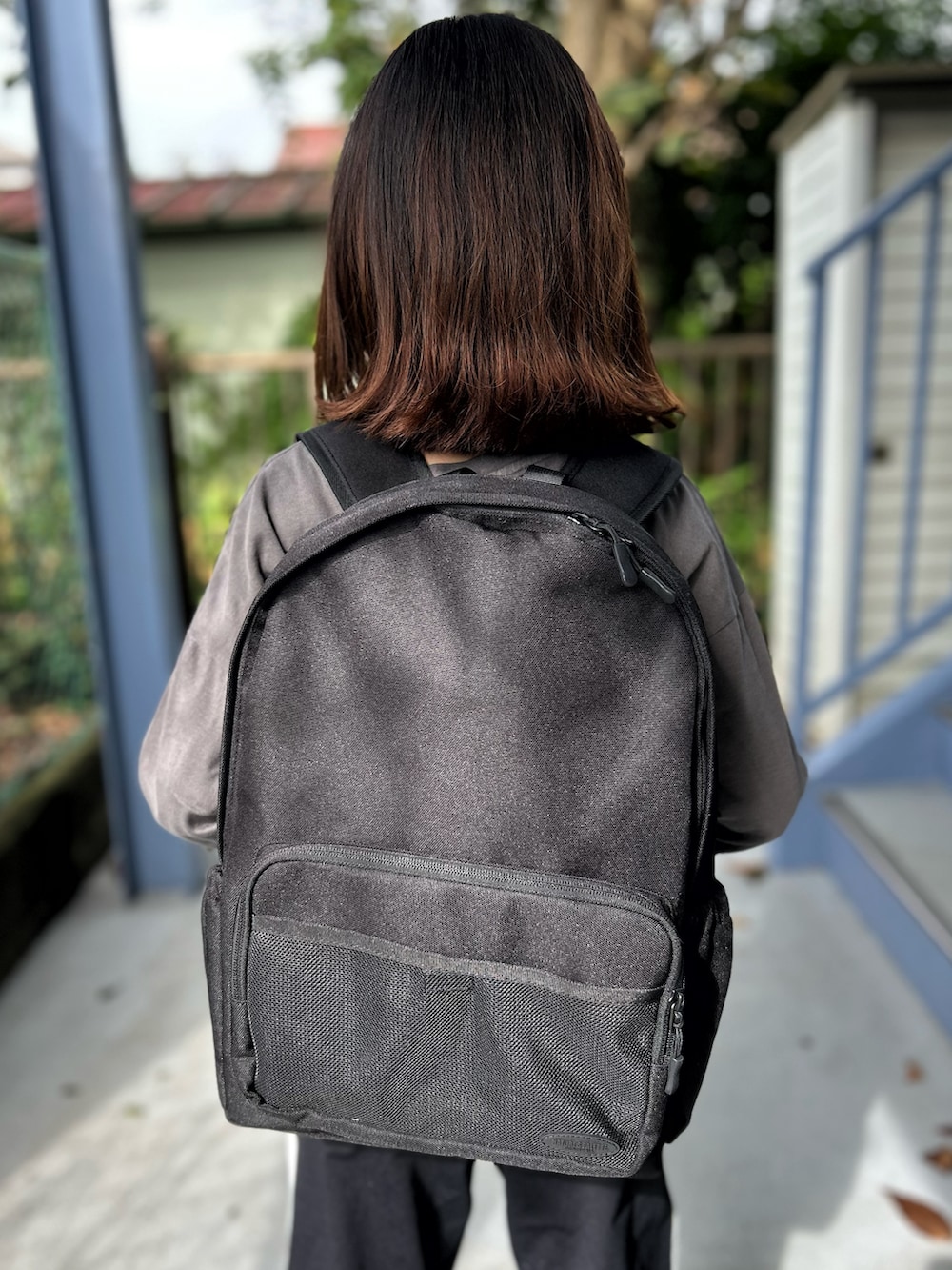 グレー系のTシャツ/カットソー、ブラック系のその他パンツ、ブラック系のバックパック/リュックを着用したキッズの秋コーディネートの8枚目の写真