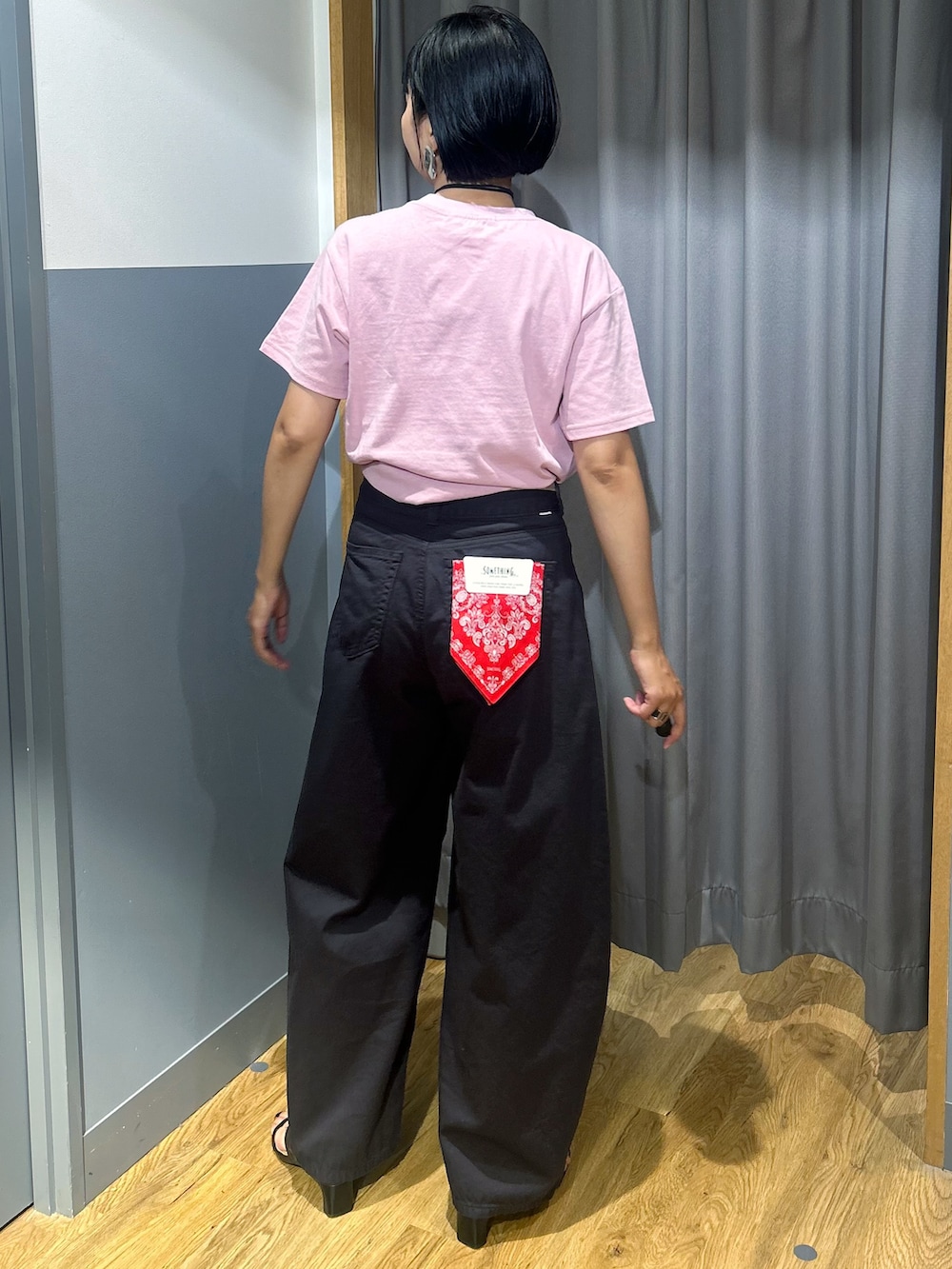 ピンク系のTシャツ/カットソー、グレー系のその他パンツ、ブラック系のショルダーバッグを着用したレディースの夏コーディネートの4枚目の写真