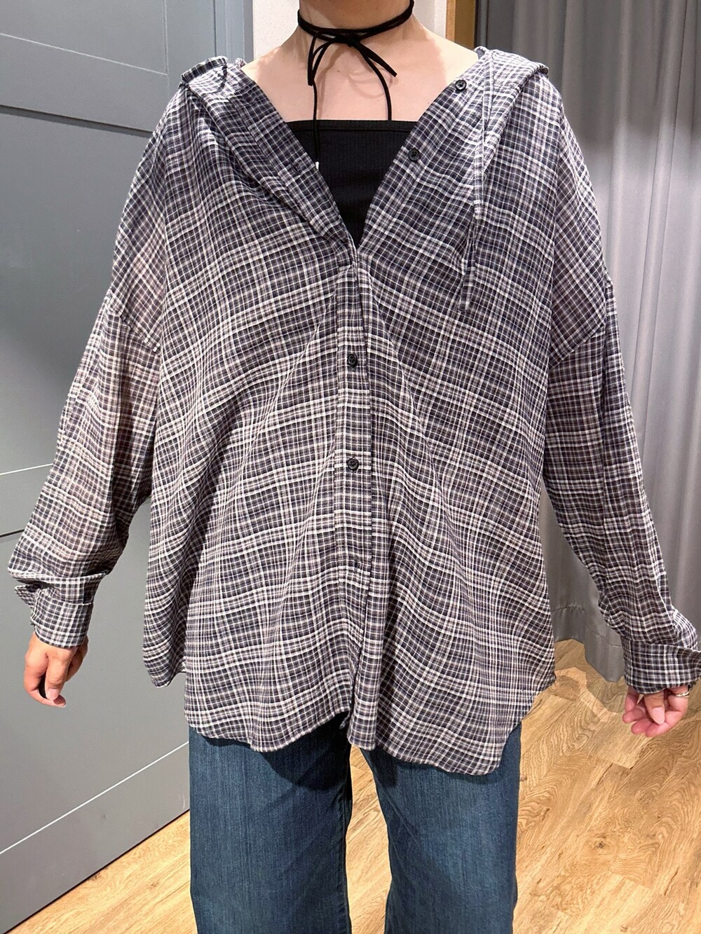 ブラック系のタンクトップ、グレー系のシャツ/ブラウス、ブルー系のデニムパンツを着用したレディースの夏コーディネートの5枚目の写真