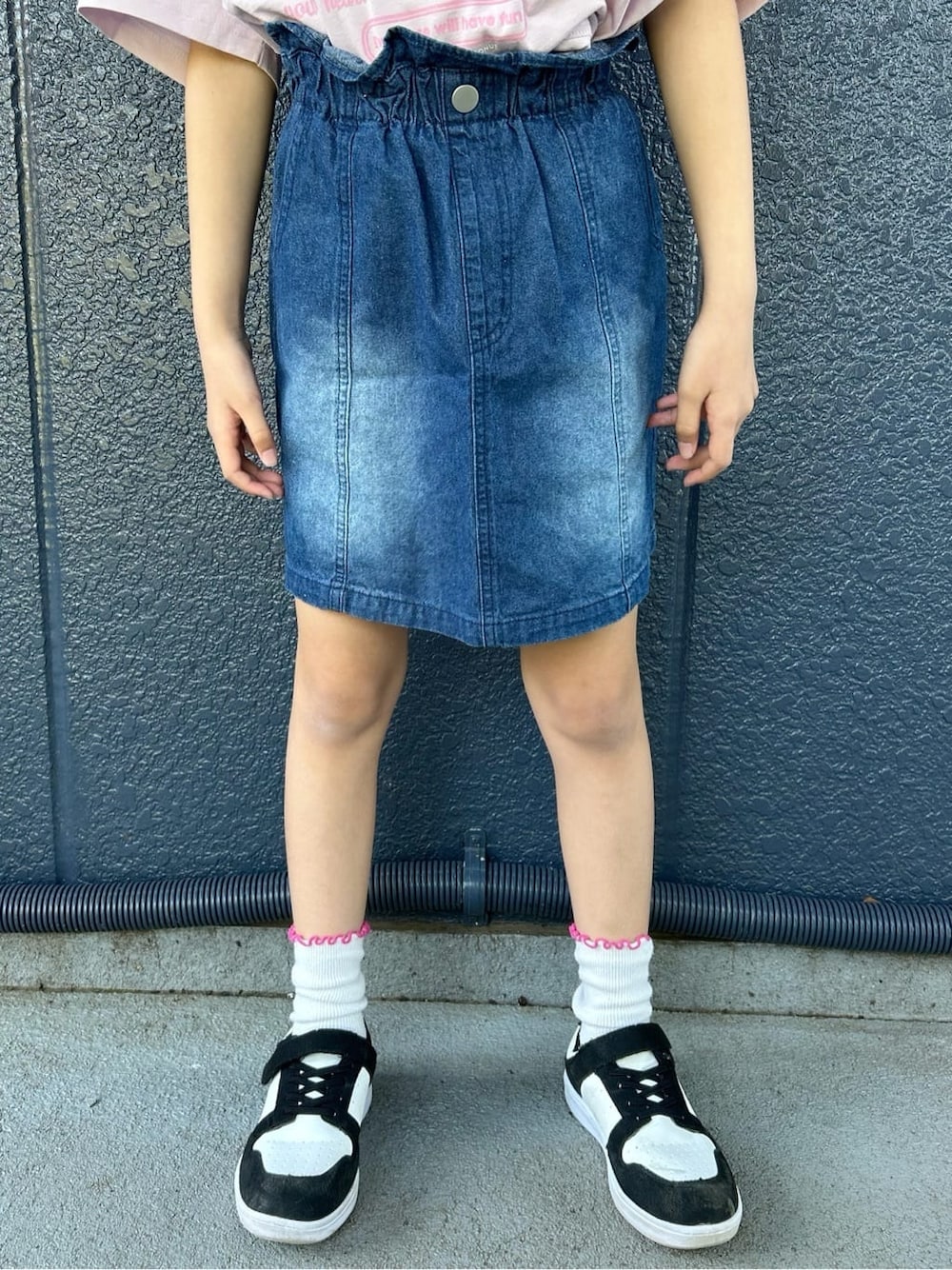ピンク系のTシャツ/カットソー、ブルー系のデニムスカート、パープル系のパーカーを着用したキッズの春コーディネートの10枚目の写真