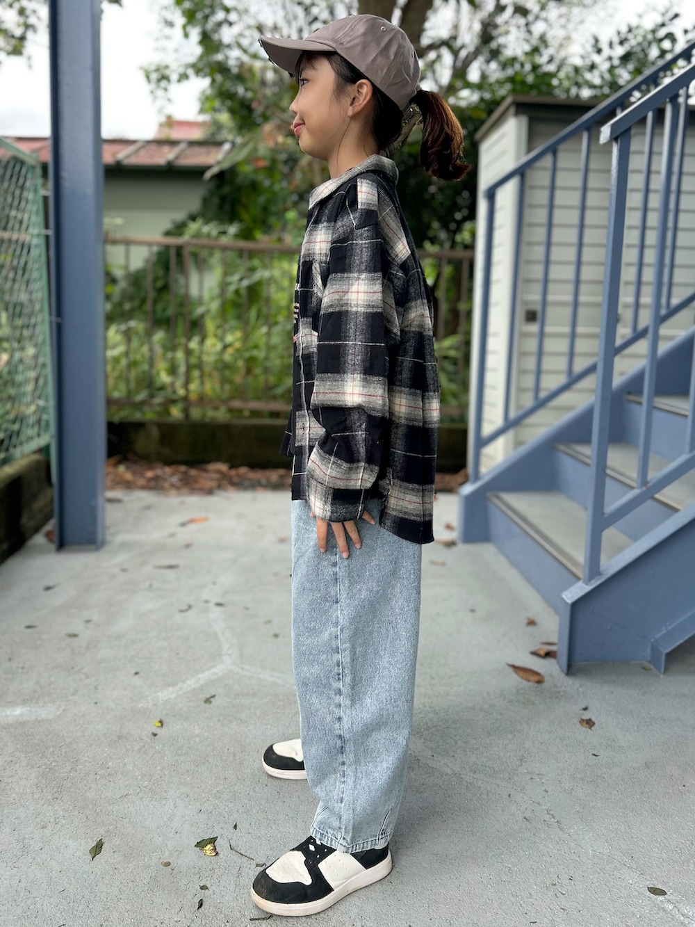 ブラック系のTシャツ/カットソー、ブラック系のシャツ/ブラウス、ブルー系のその他パンツを着用したキッズの秋コーディネートの2枚目の写真