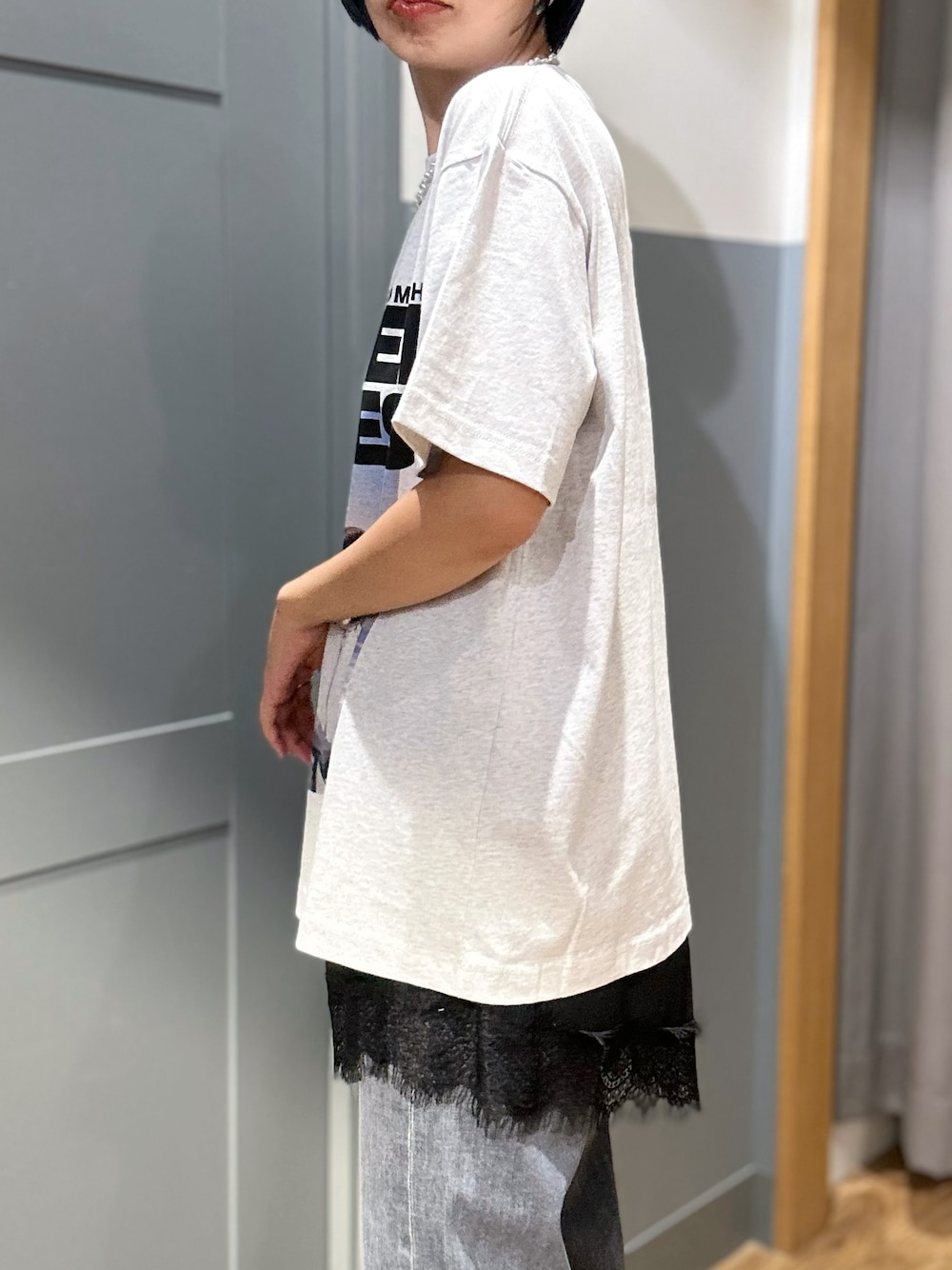 グレー系のTシャツ/カットソー、ブラック系のデニムパンツ、ブラック系のショルダーバッグを着用したレディースの夏コーディネートの5枚目の写真