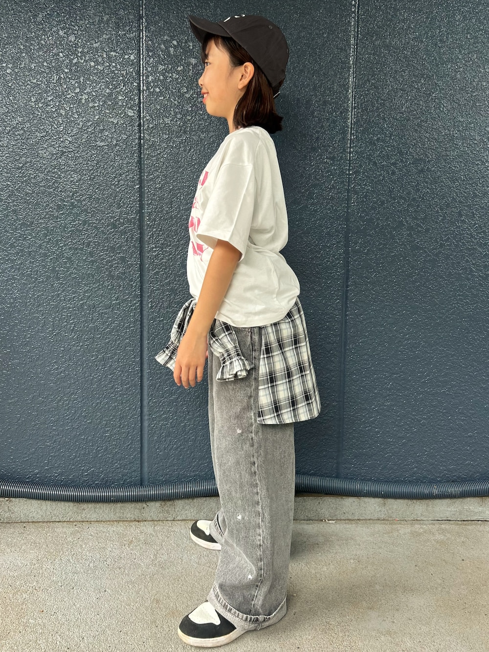 ブラック系のその他パンツ、ホワイト系のTシャツ/カットソー、ブラック系のキャップを着用したキッズの秋コーディネートの2枚目の写真