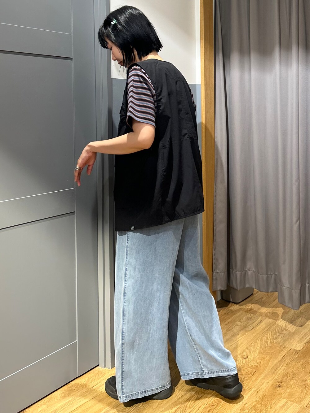 ブルー系のTシャツ/カットソー、ブラック系のシャツ/ブラウス、ブルー系のデニムパンツを着用したレディースの夏コーディネートの3枚目の写真