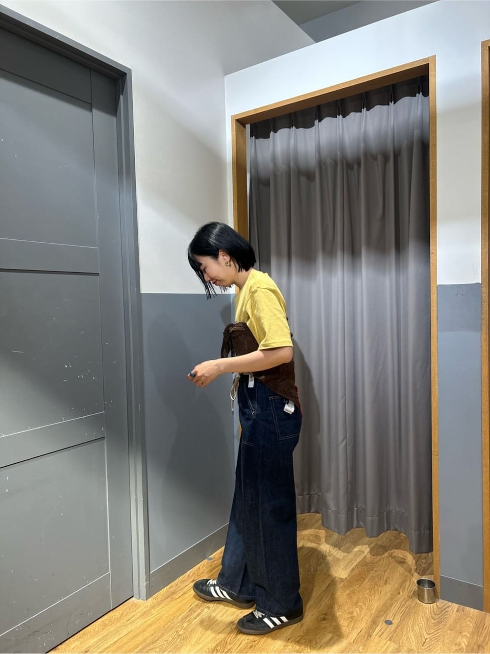 イエロー系のTシャツ/カットソー、ブルー系のデニムパンツ、ブラウン系のバンダナ/スカーフを着用したレディースの夏コーディネートの3枚目の写真