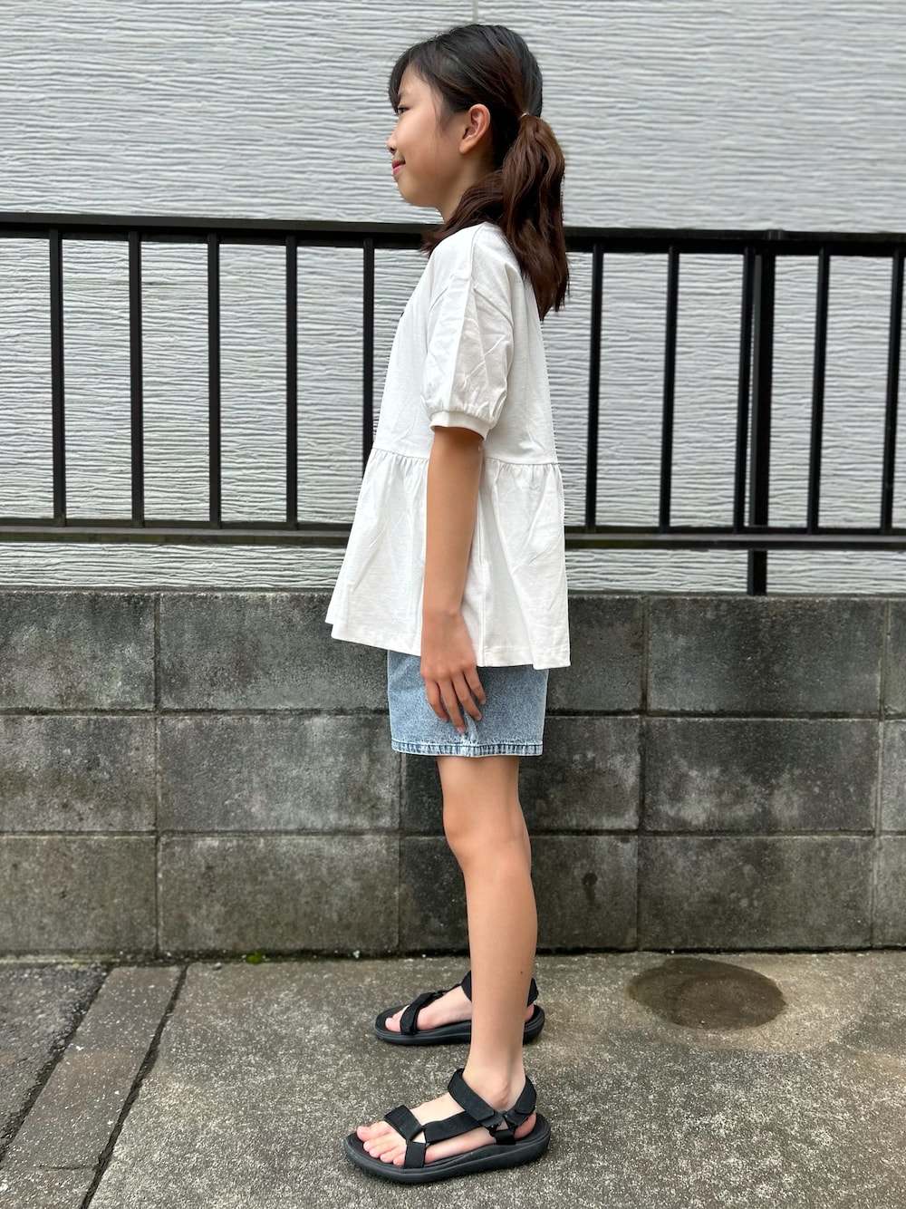 ホワイト系のTシャツ/カットソー、ブルー系のその他パンツ、パープル系のショルダーバッグを着用したキッズの夏コーディネートの2枚目の写真