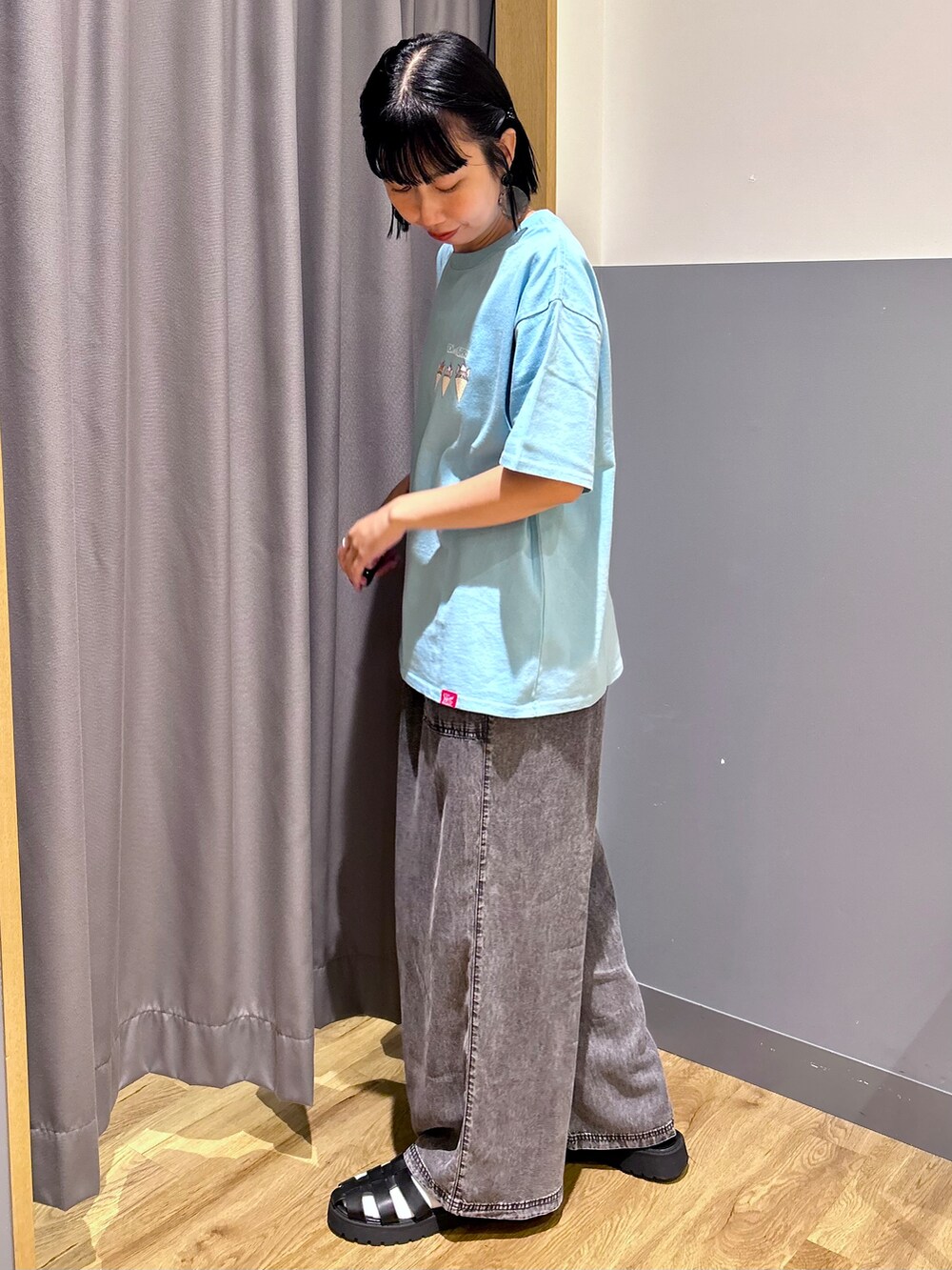 ブルー系のTシャツ/カットソー、ブラック系のデニムパンツ、ブラック系のショルダーバッグを着用したレディースの夏コーディネートの3枚目の写真
