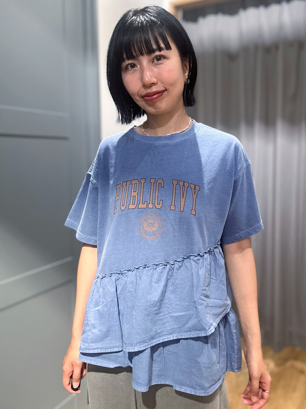 ブルー系のTシャツ/カットソー、グレー系のその他パンツ、ブラック系のショルダーバッグを着用したレディースの春コーディネートの4枚目の写真