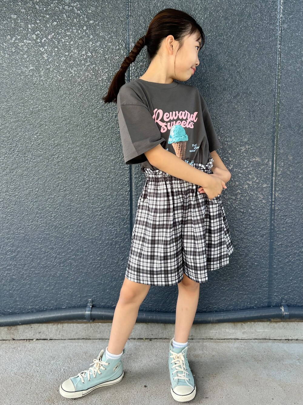 グレー系のTシャツ/カットソー、ブラック系のその他パンツ、ブラック系のショルダーバッグを着用したキッズの夏コーディネートの2枚目の写真