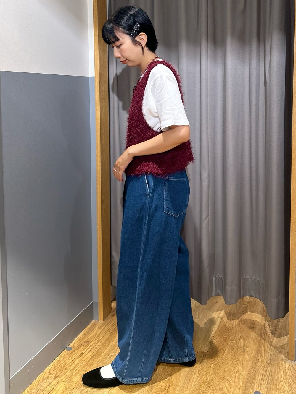 ホワイト系のTシャツ/カットソー、レッド系のベスト、ブルー系のその他パンツを着用したレディースの秋コーディネートの2枚目の写真