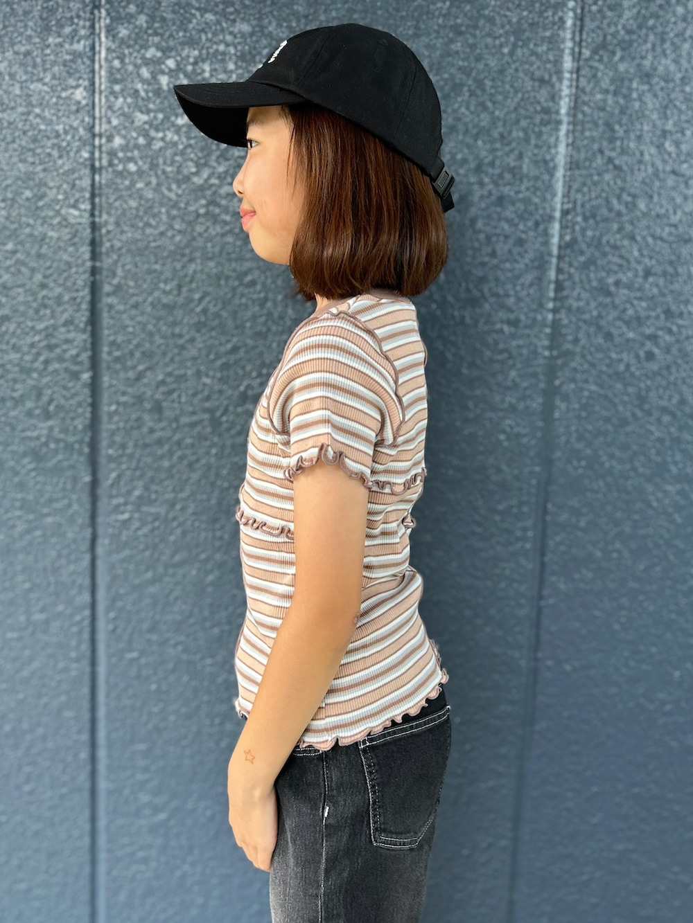ブラウン系のTシャツ/カットソー、ブラック系のデニムパンツ、ブラック系のキャップを着用したキッズの夏コーディネートの5枚目の写真