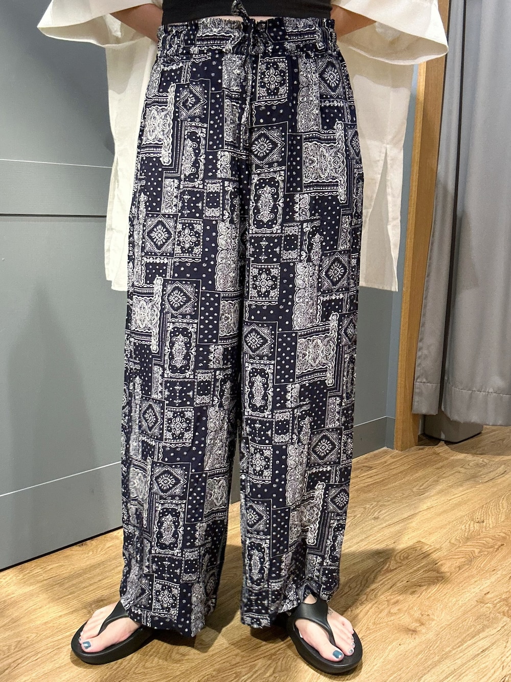 ホワイト系のシャツ/ブラウス、ブルー系のその他パンツ、ブラック系のサンダルを着用したレディースの夏コーディネートの4枚目の写真
