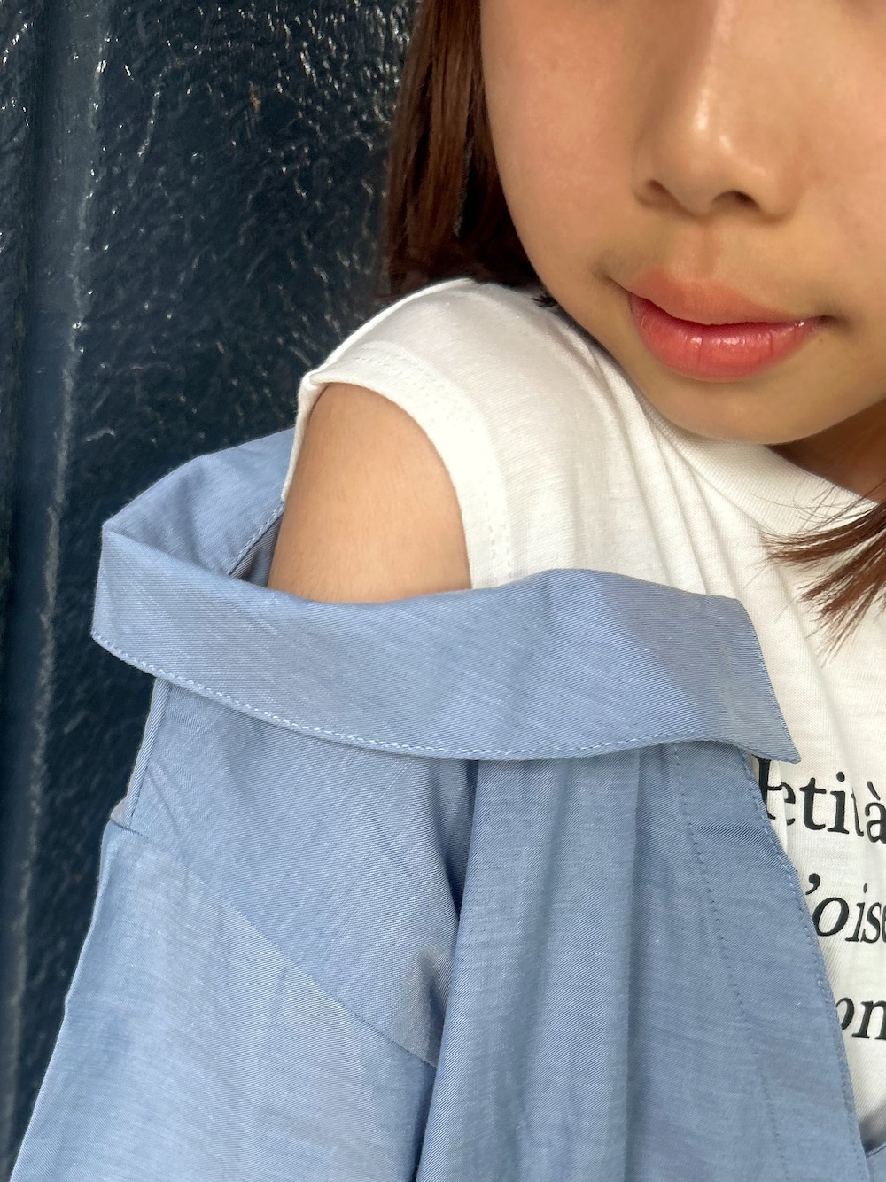 ブルー系のシャツ/ブラウス、ブルー系のその他パンツを着用したキッズの秋コーディネートの5枚目の写真