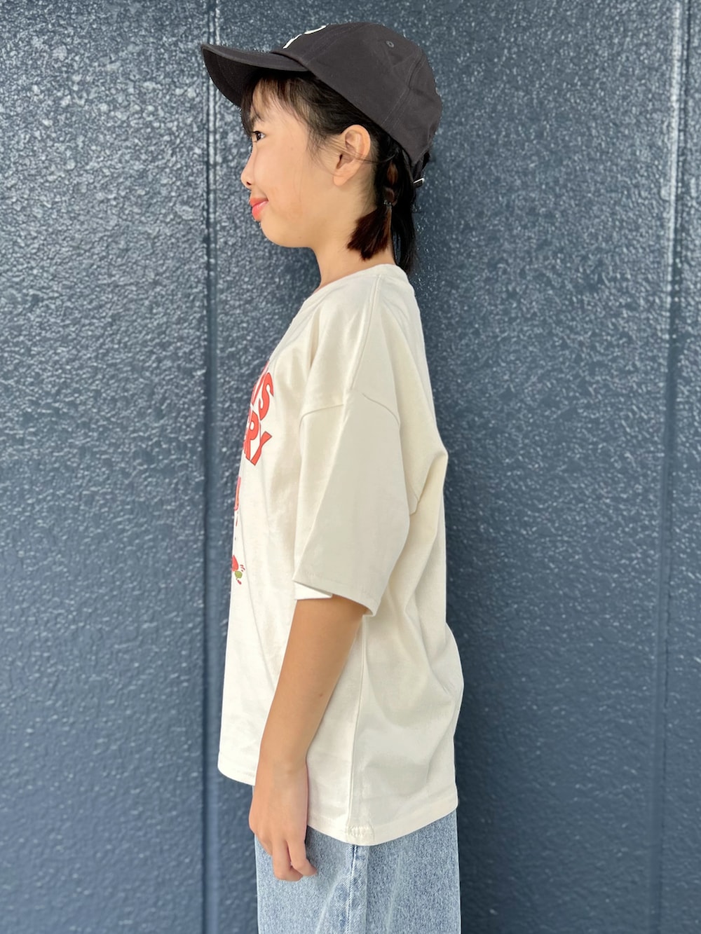 グレー系のカーディガン/ボレロ、ホワイト系のニット/セーター、ブルー系のその他パンツを着用したキッズの秋コーディネートの7枚目の写真