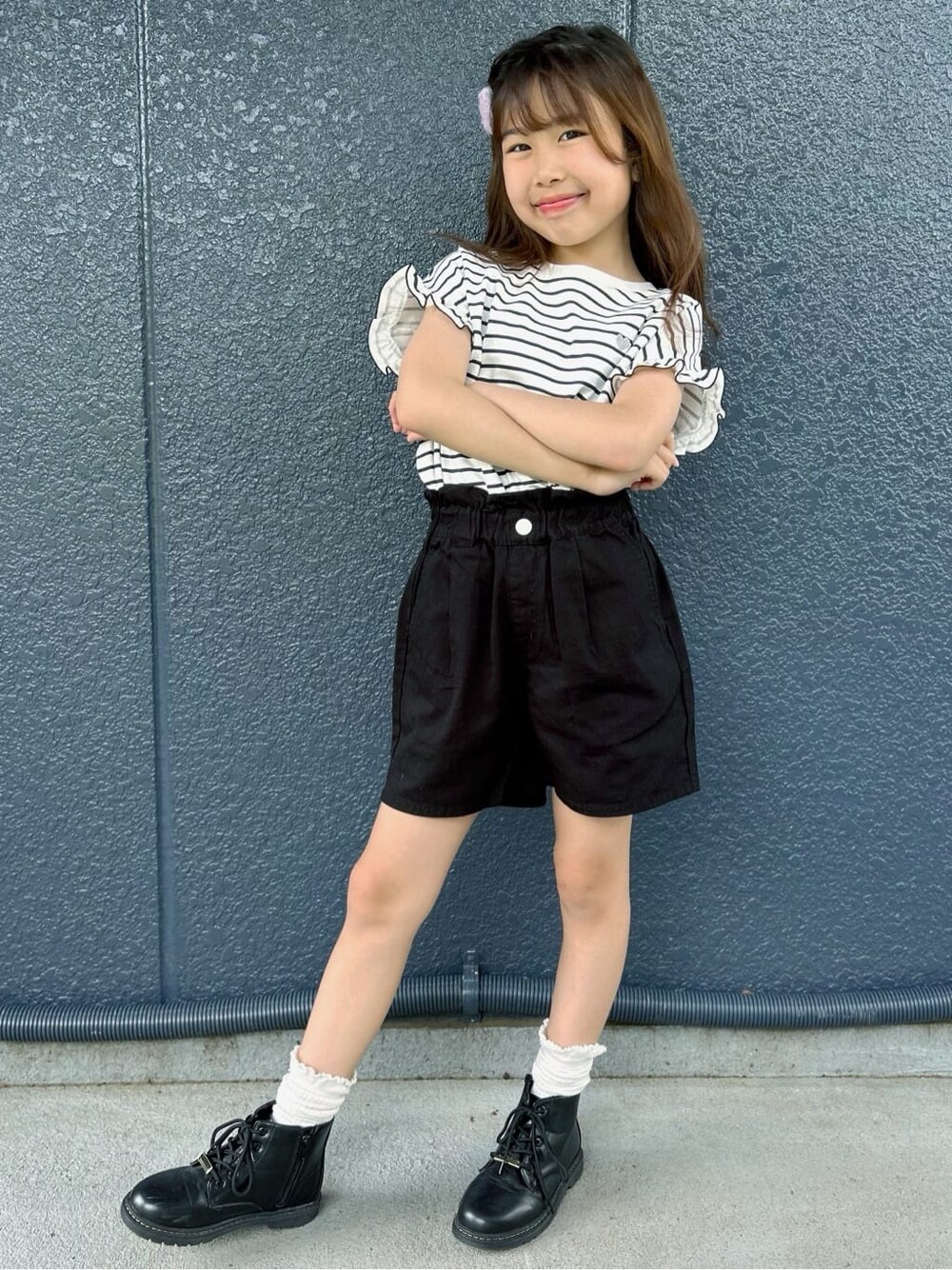 ブラック系のその他パンツ、ブラック系のTシャツ/カットソー、ブラック系のパーカーを着用したキッズの春コーディネートの5枚目の写真