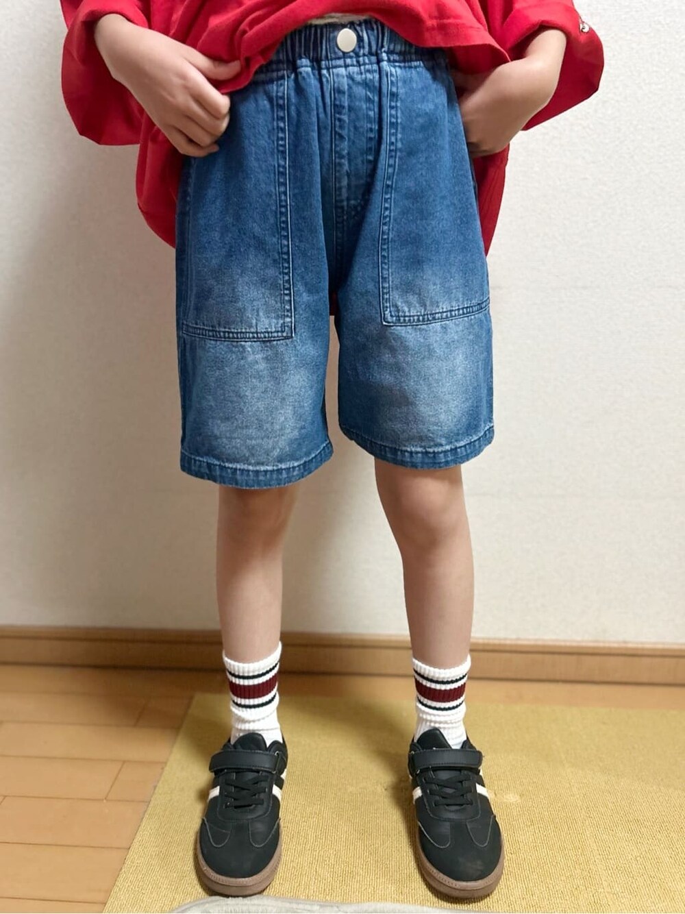 レッド系のTシャツ/カットソー、ブルー系のその他パンツ、ブラック系のボディバッグ/ウエストポーチを着用したキッズの春コーディネートの10枚目の写真