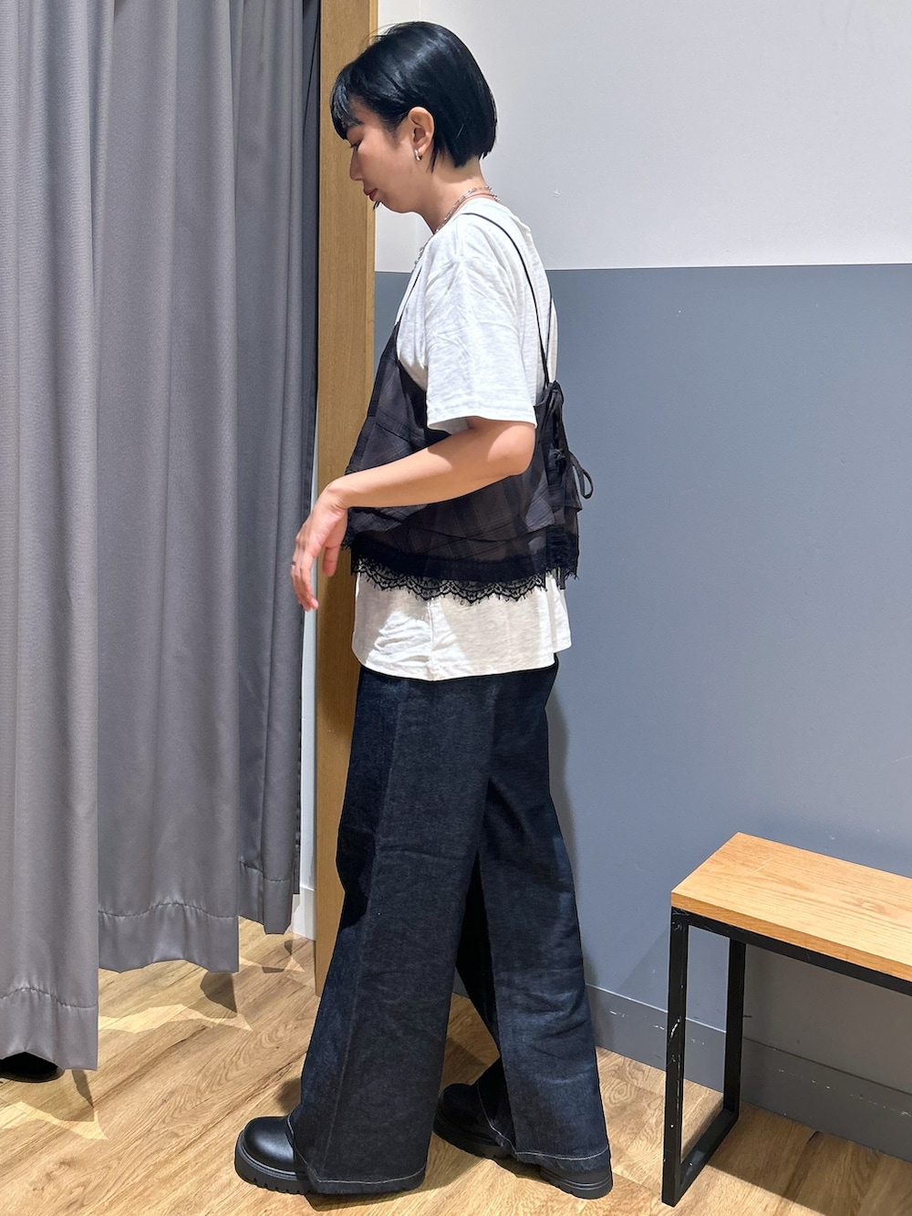 グレー系のTシャツ/カットソー、ブラウン系のシャツ/ブラウス、ブルー系のデニムパンツを着用したレディースの夏コーディネートの2枚目の写真