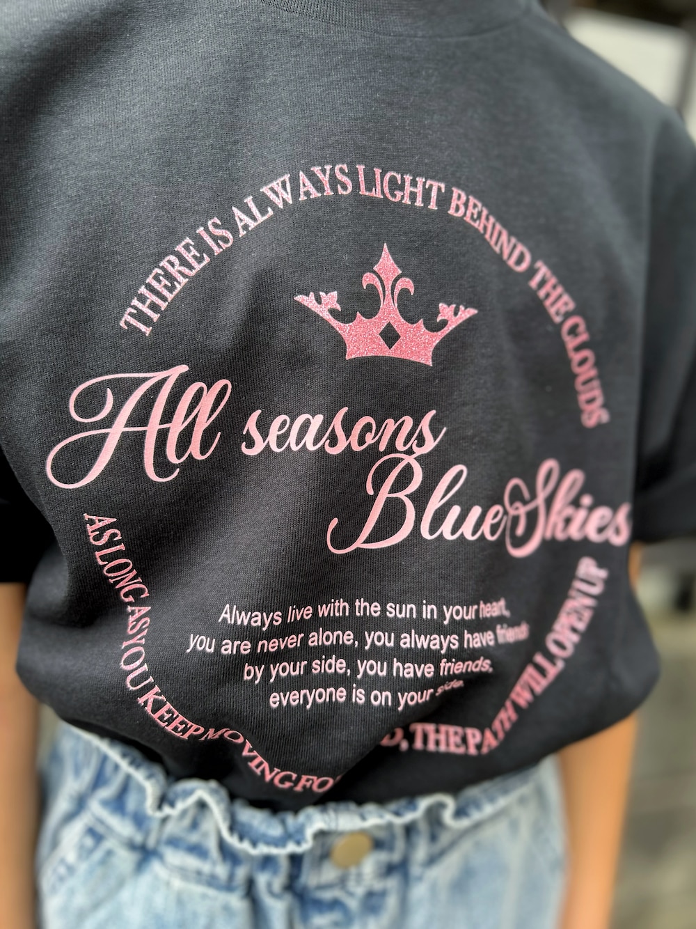 ブラック系のTシャツ/カットソー、ブルー系のその他パンツ、ブラック系のキャップを着用したキッズの夏コーディネートの7枚目の写真
