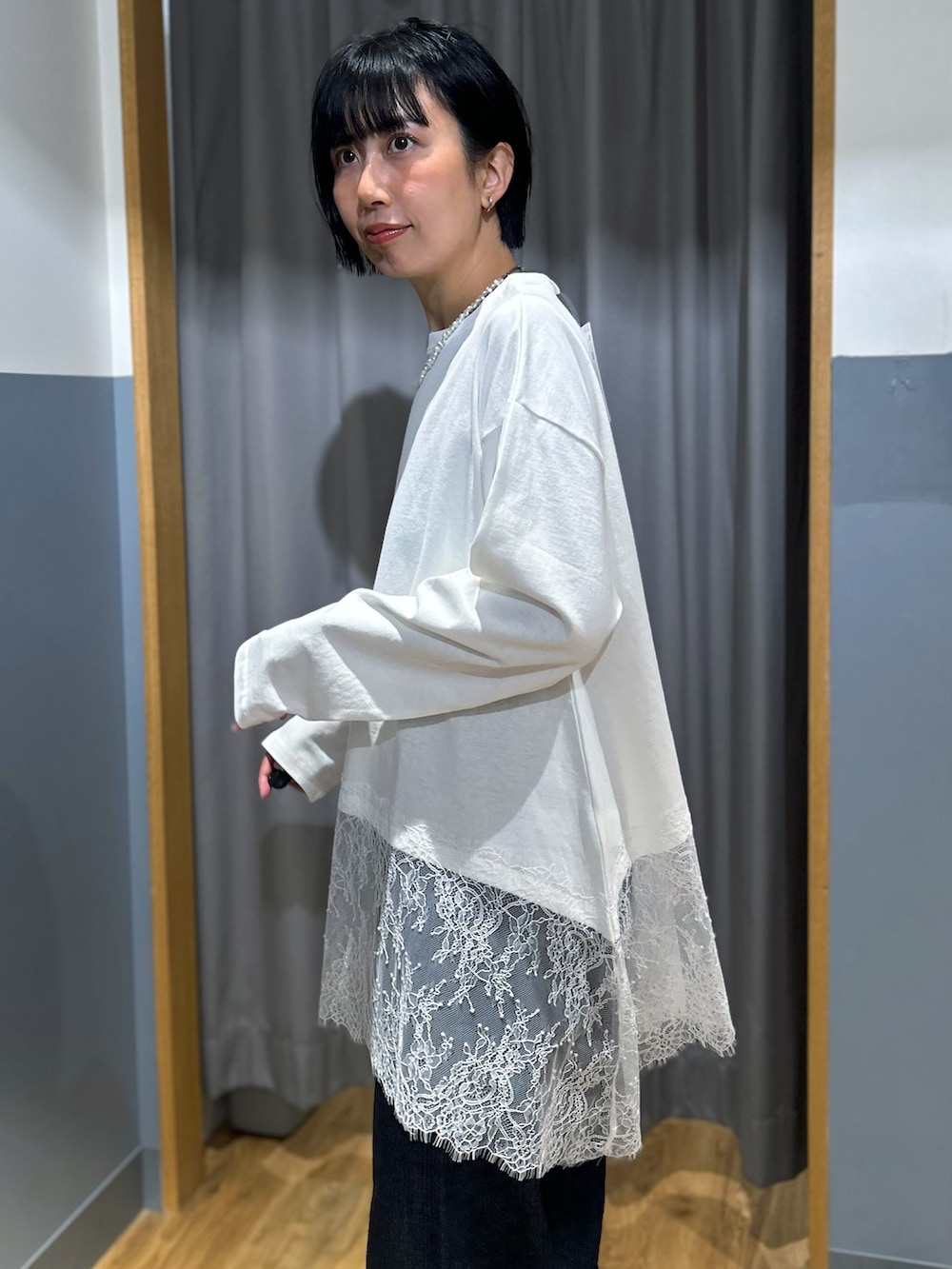 ホワイト系のTシャツ/カットソー、ブルー系のデニムパンツ、ブルー系のカーディガン/ボレロを着用したレディースの秋コーディネートの6枚目の写真