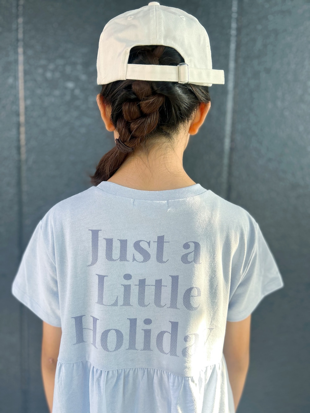 ブルー系のルームワンピース、ホワイト系のキャップを着用したキッズの夏コーディネートの8枚目の写真