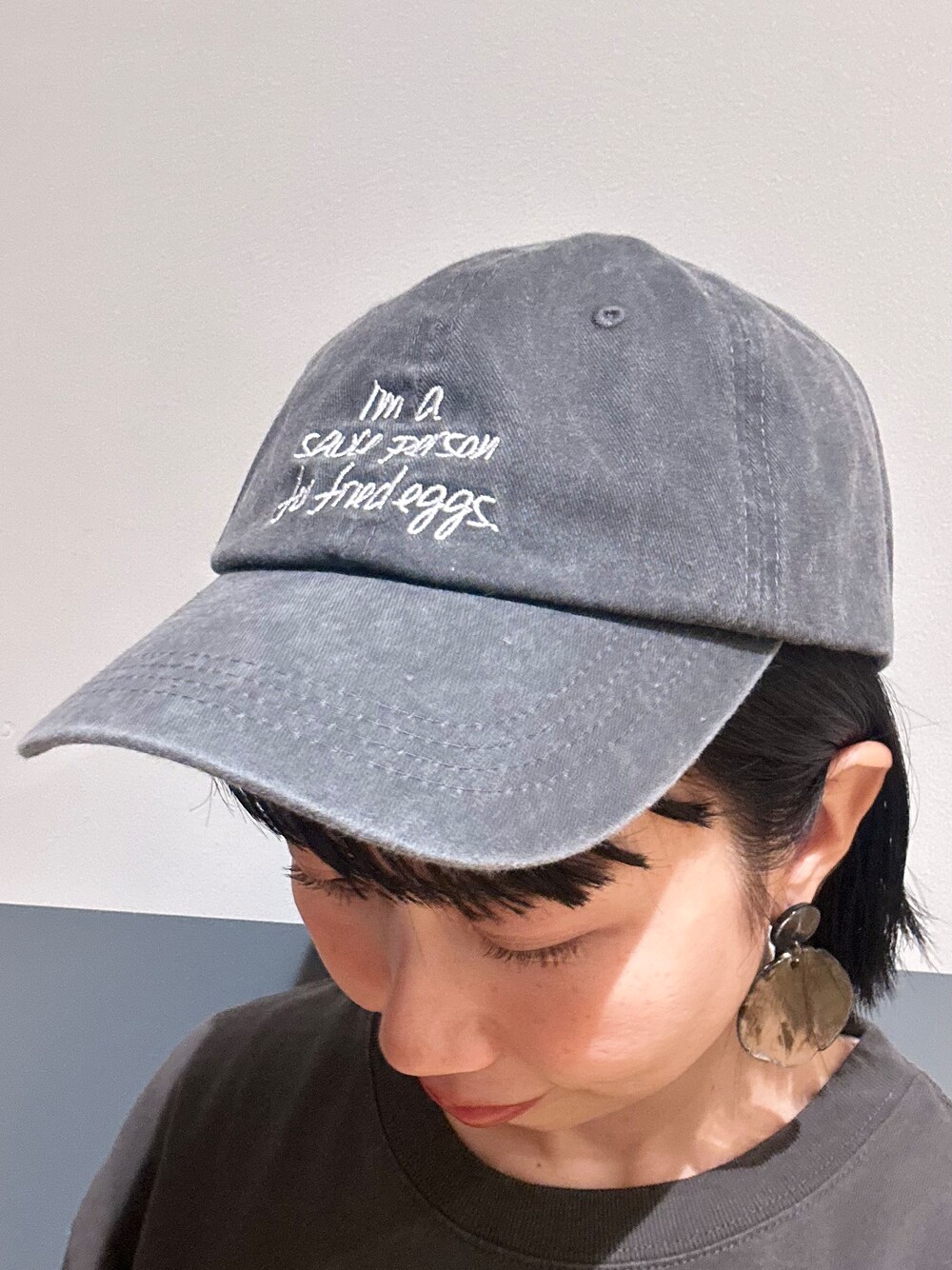 グレー系のTシャツ/カットソー、ホワイト系のTシャツ/カットソー、ブラック系のその他パンツを着用したレディースの夏コーディネートの7枚目の写真