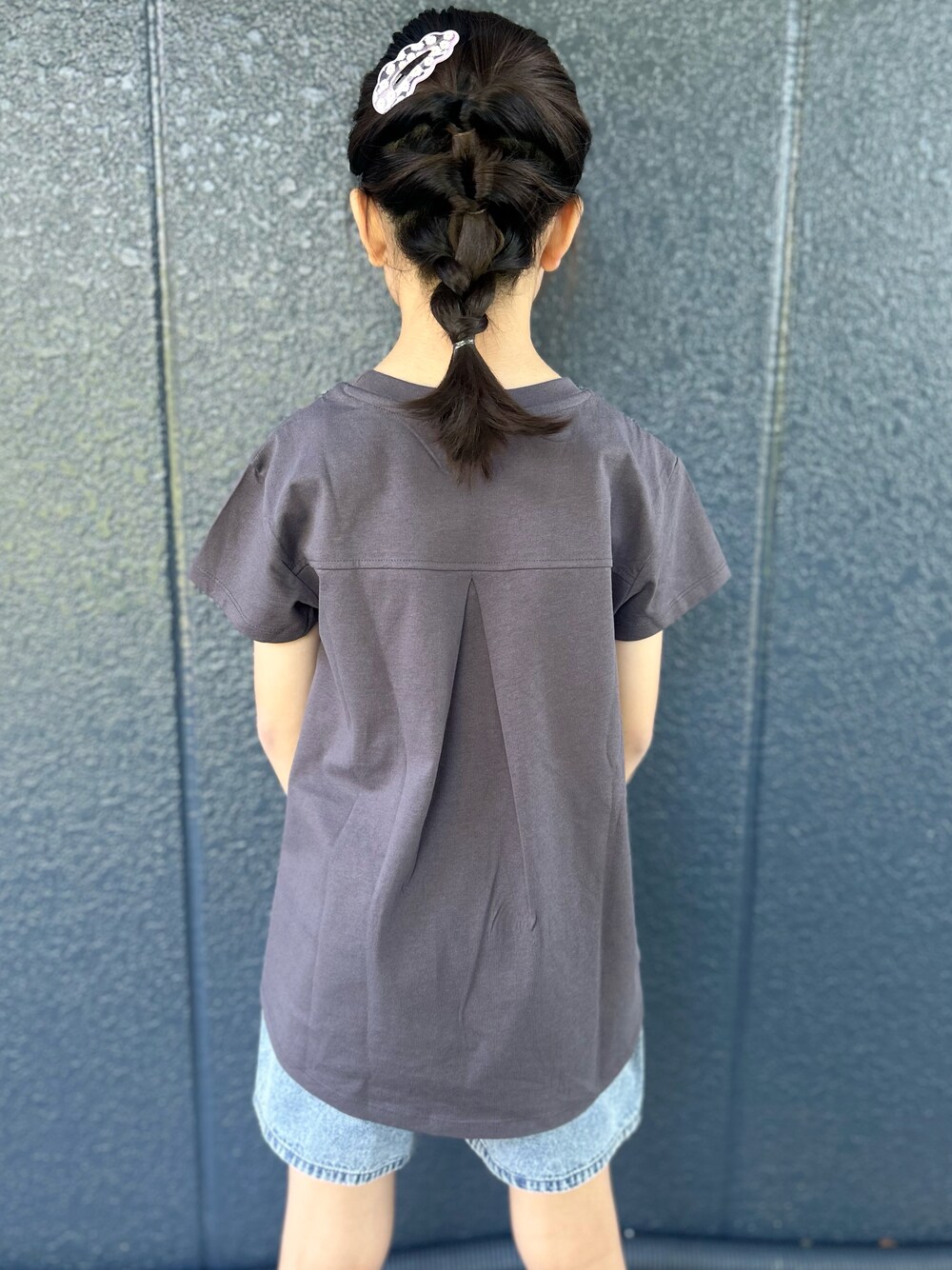 グレー系のTシャツ/カットソー、ブルー系のその他パンツ、ブラック系のショルダーバッグを着用したレディースの春コーディネートの7枚目の写真
