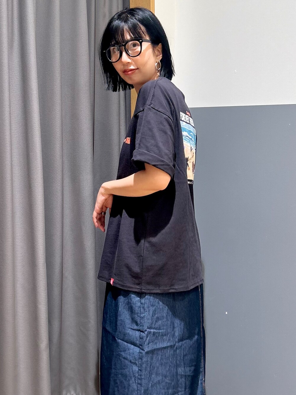 ブラック系のTシャツ/カットソー、グレー系のシャツ/ブラウス、ブルー系のスカートを着用したレディースの夏コーディネートの6枚目の写真
