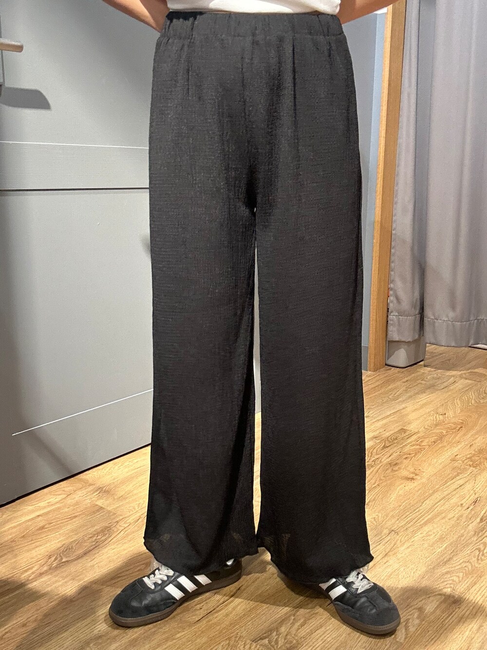 ブラック系のその他パンツ、グレー系のテーラードジャケット、イエロー系のショルダーバッグを着用したレディースの夏コーディネートの9枚目の写真