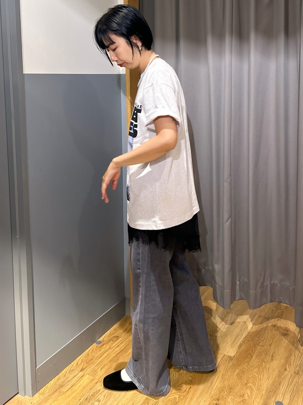 グレー系のTシャツ/カットソー、ブラック系のデニムパンツ、ブラック系のショルダーバッグを着用したレディースの夏コーディネートの2枚目の写真