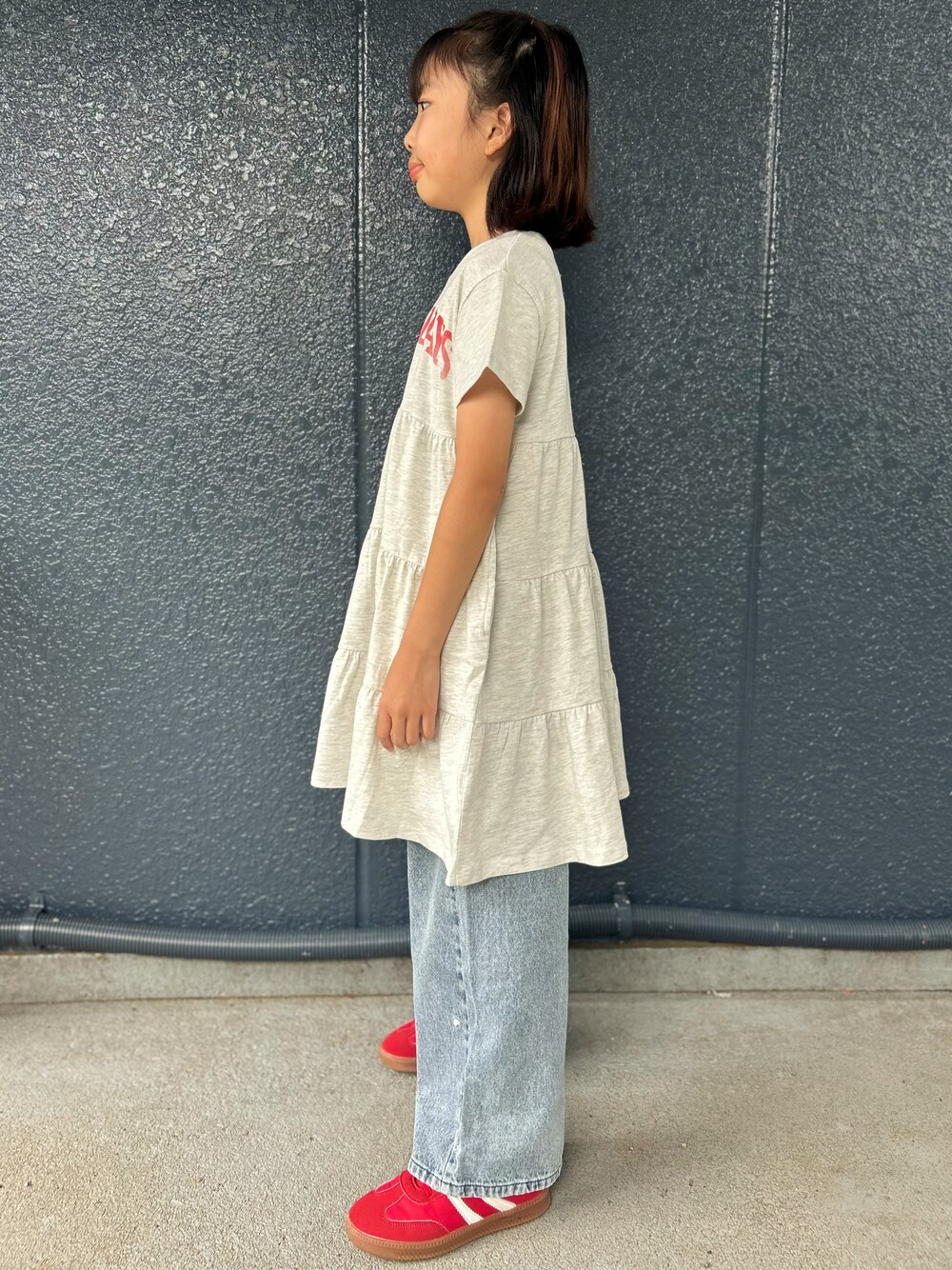 ブルー系のその他パンツ、ホワイト系のルームワンピースを着用したキッズの秋コーディネートの3枚目の写真