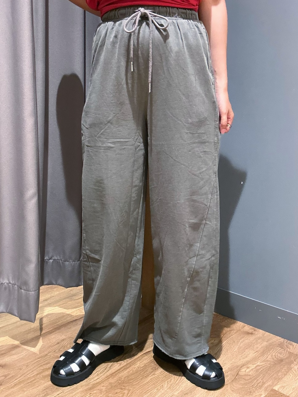 グレー系のテーラードジャケット、レッド系のTシャツ/カットソー、グレー系のその他パンツを着用したレディースの夏コーディネートの8枚目の写真