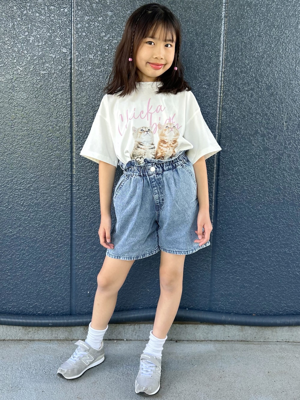 ブルー系のその他パンツ、ホワイト系のTシャツ/カットソー、ホワイト系のショルダーバッグを着用したキッズの春コーディネートの2枚目の写真