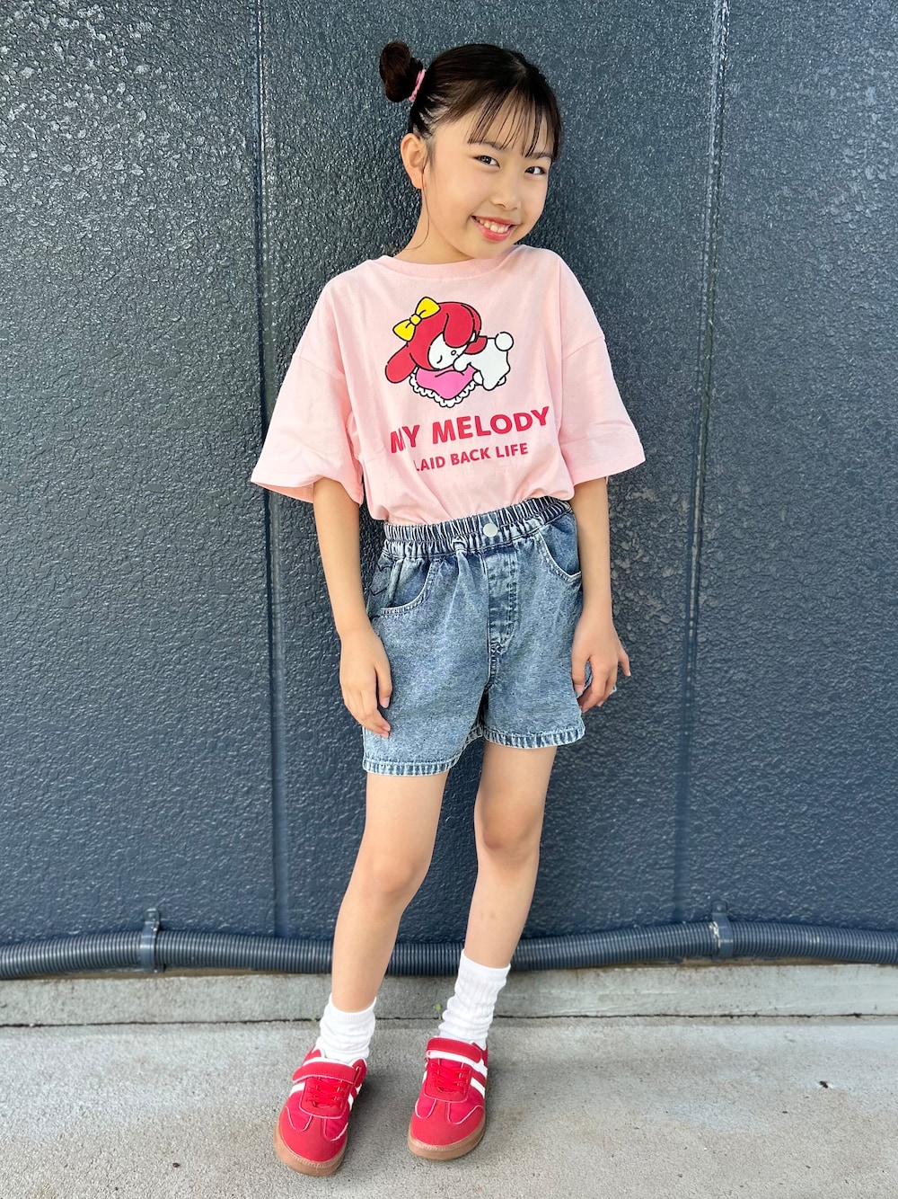 ピンク系のTシャツ/カットソー、ブルー系のその他パンツを着用したキッズの夏コーディネートの2枚目の写真