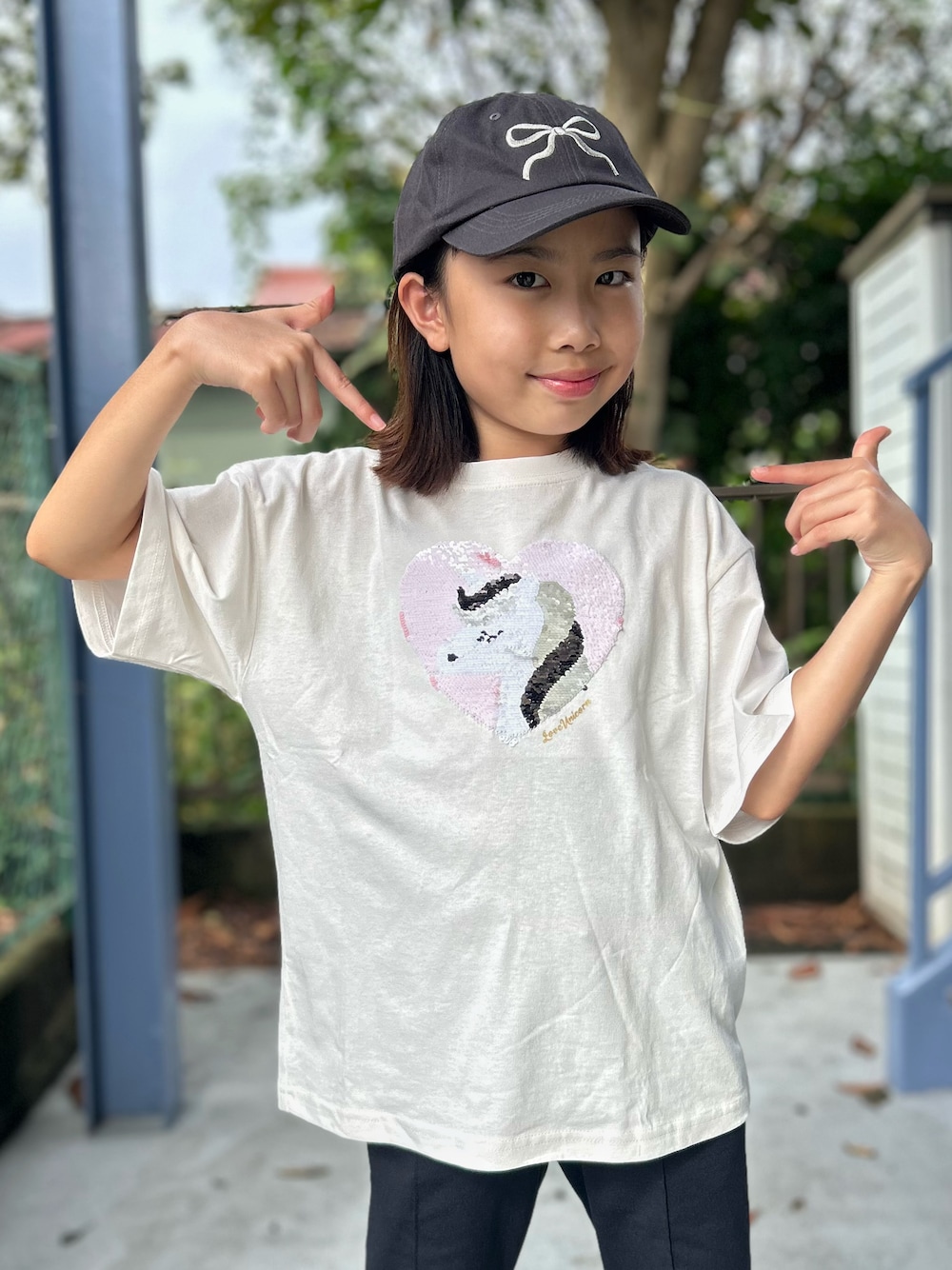 ホワイト系のTシャツ/カットソー、ブラック系のパーカー、ブラック系のその他パンツを着用したキッズの秋コーディネートの5枚目の写真