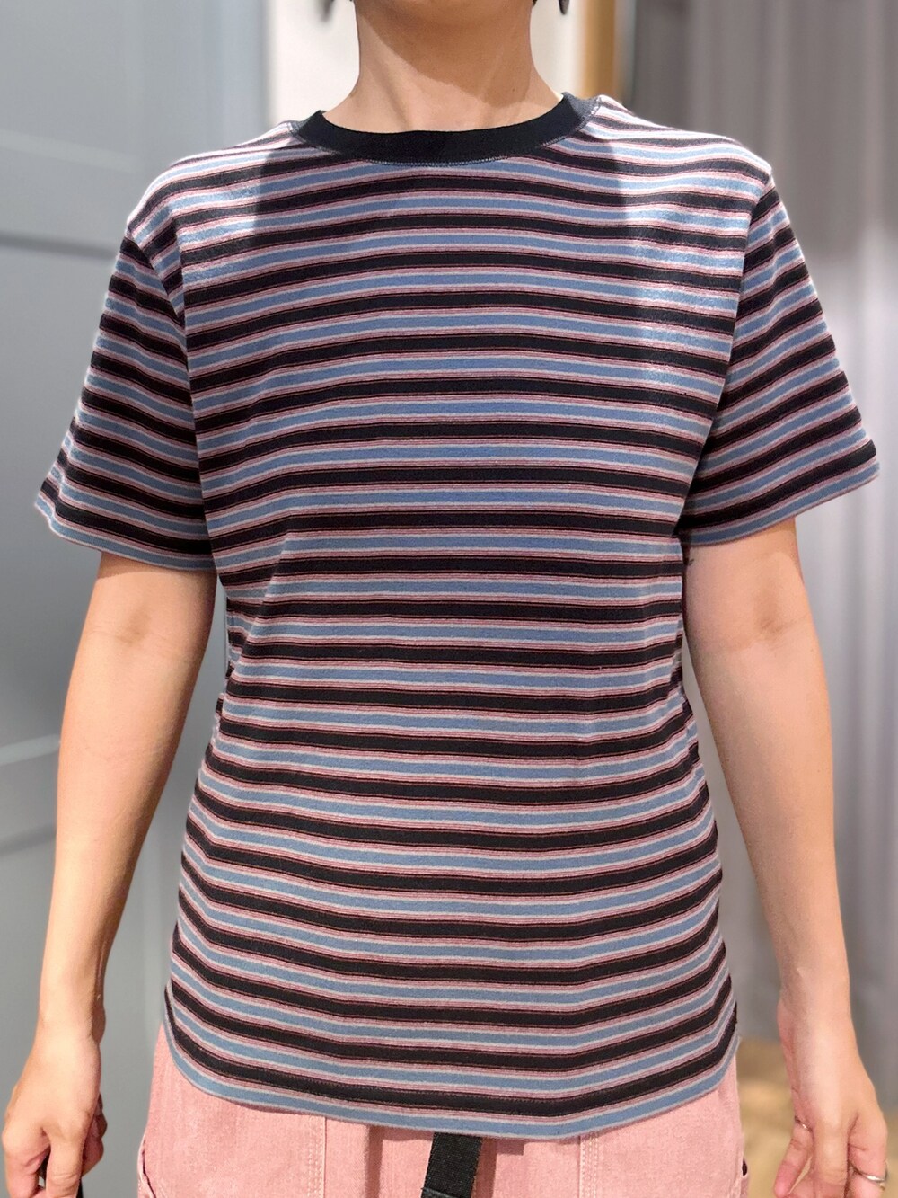 ブルー系のTシャツ/カットソー、その他のスカート、ブラック系のボディバッグ/ウエストポーチを着用したレディースの夏コーディネートの4枚目の写真