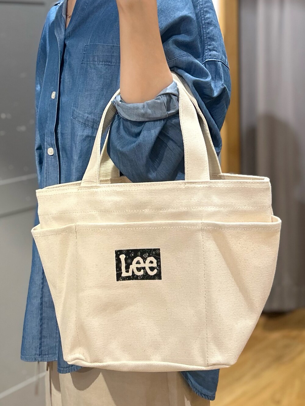 ブルー系のシャツ/ブラウス、ベージュ系のその他パンツ、ホワイト系のタンクトップを着用したレディースの春コーディネートの10枚目の写真