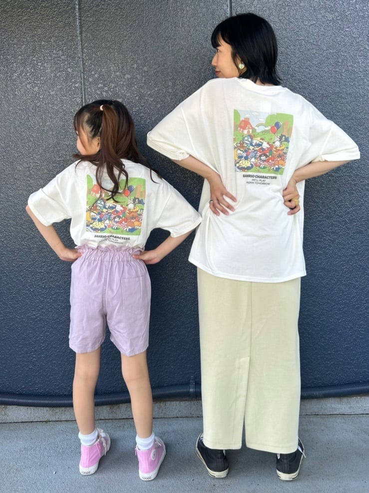 ホワイト系のTシャツ/カットソー、イエロー系のスカート、ホワイト系のTシャツ/カットソーを着用したレディースの春コーディネートの2枚目の写真