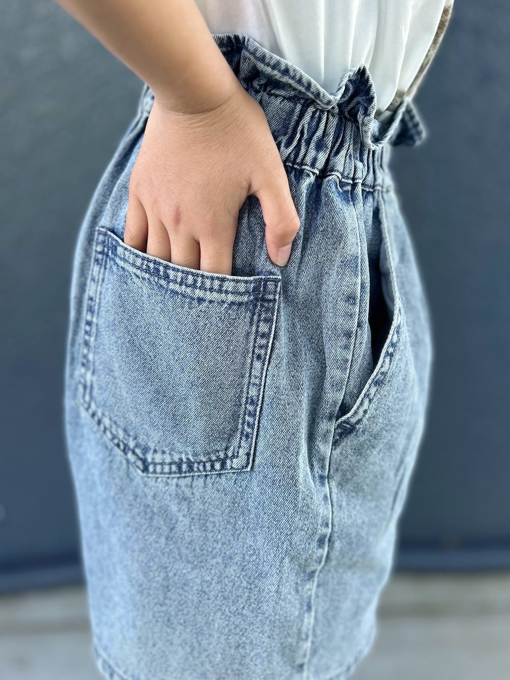 ブルー系のその他パンツ、ホワイト系のTシャツ/カットソー、ホワイト系のショルダーバッグを着用したキッズの春コーディネートの6枚目の写真