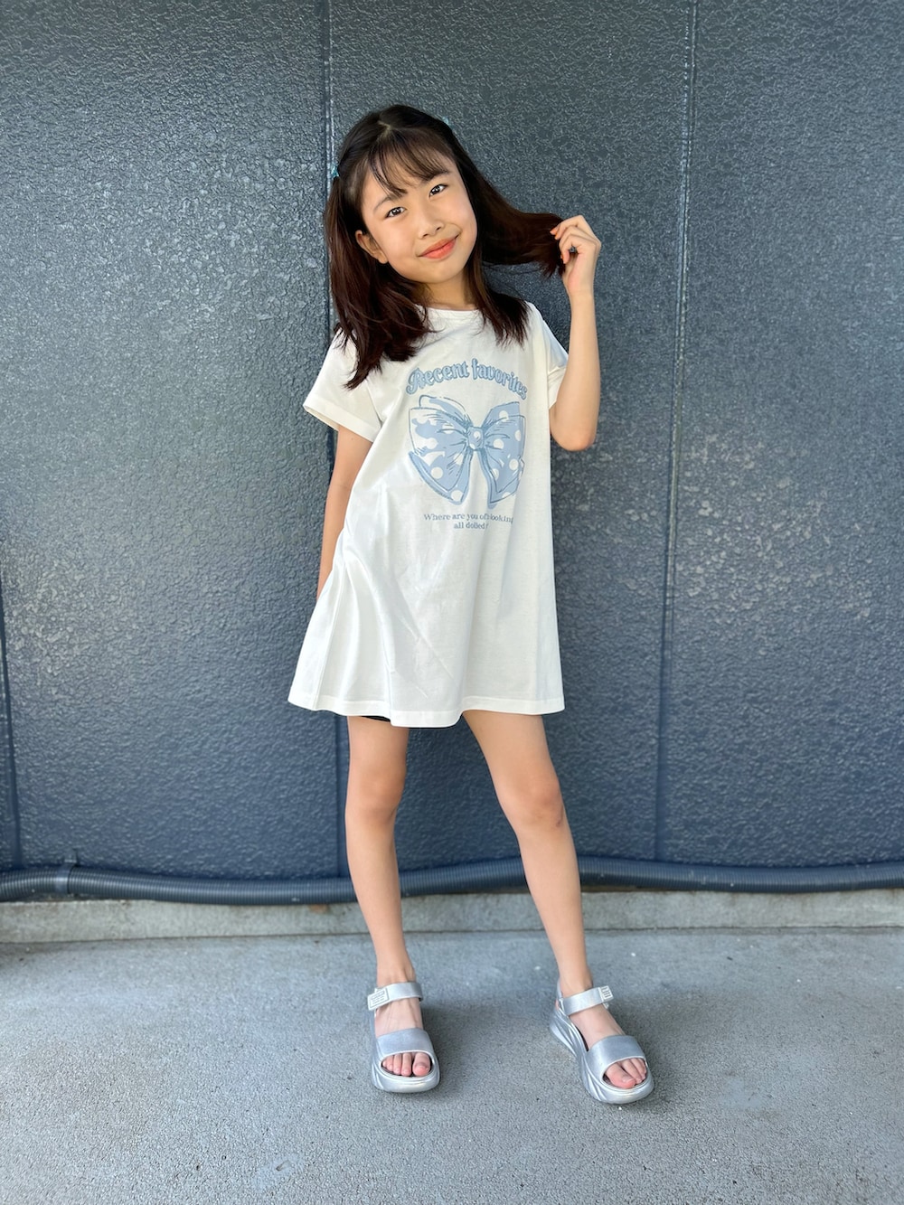 ホワイト系のTシャツ/カットソー、ブラック系のその他パンツ、ブルー系のトートバッグを着用したキッズの夏コーディネートの2枚目の写真