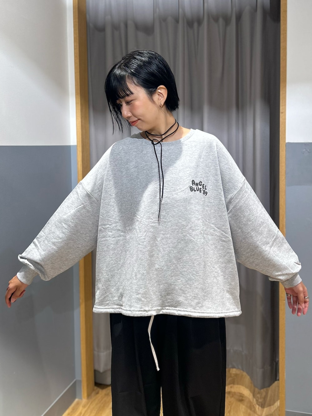 グレー系のニット/セーター、ブラック系のショルダーバッグ、ブラック系のその他パンツを着用したレディースの秋コーディネートの4枚目の写真