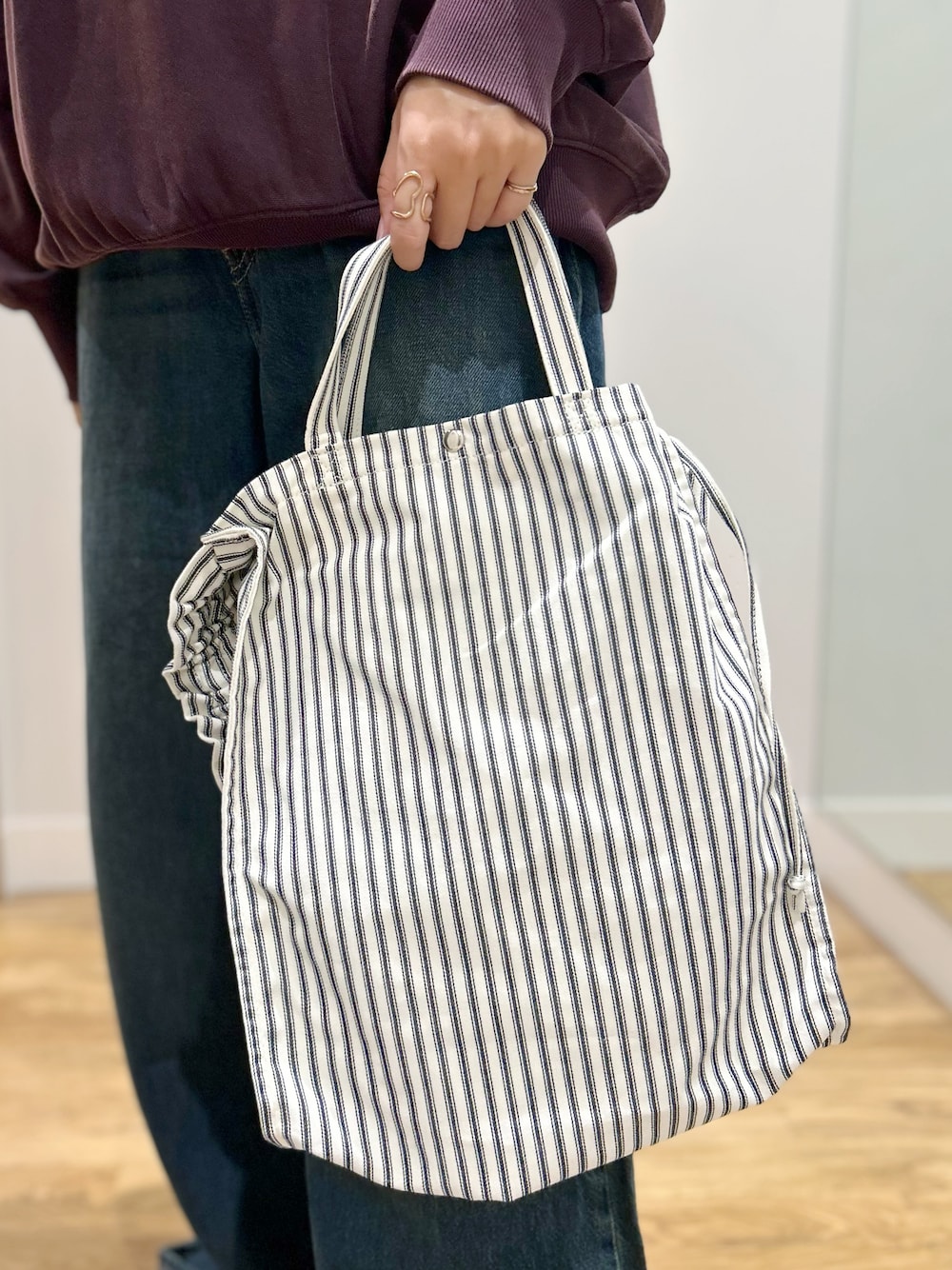 レッド系のスウェット、グリーン系のその他パンツ、ブラック系のトートバッグを着用したレディースの秋コーディネートの9枚目の写真