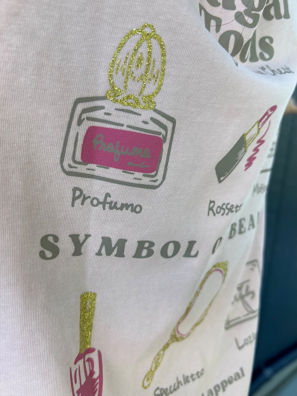 ブルー系のその他パンツ、ピンク系のTシャツ/カットソー、ピンク系のショルダーバッグを着用したキッズの春コーディネートの5枚目の写真