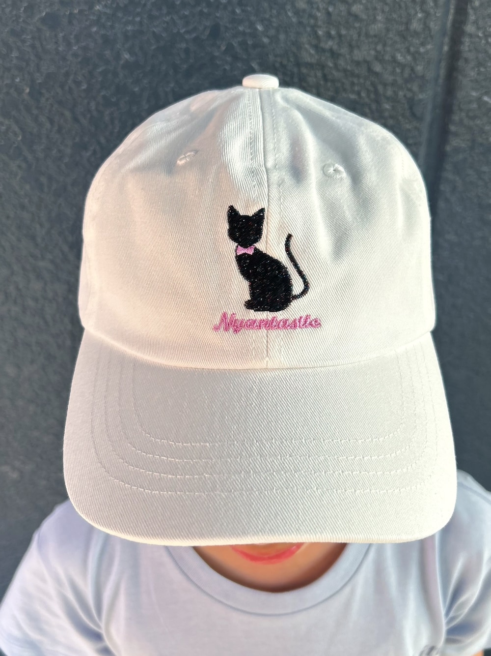 ブルー系のルームワンピース、ホワイト系のキャップを着用したキッズの夏コーディネートの7枚目の写真
