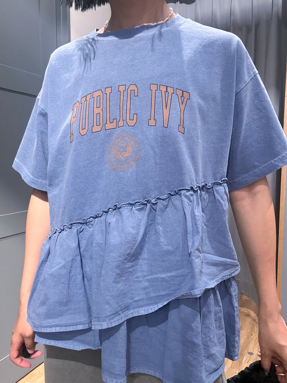ブルー系のTシャツ/カットソー、グレー系のその他パンツ、ブラック系のショルダーバッグを着用したレディースの春コーディネートの5枚目の写真