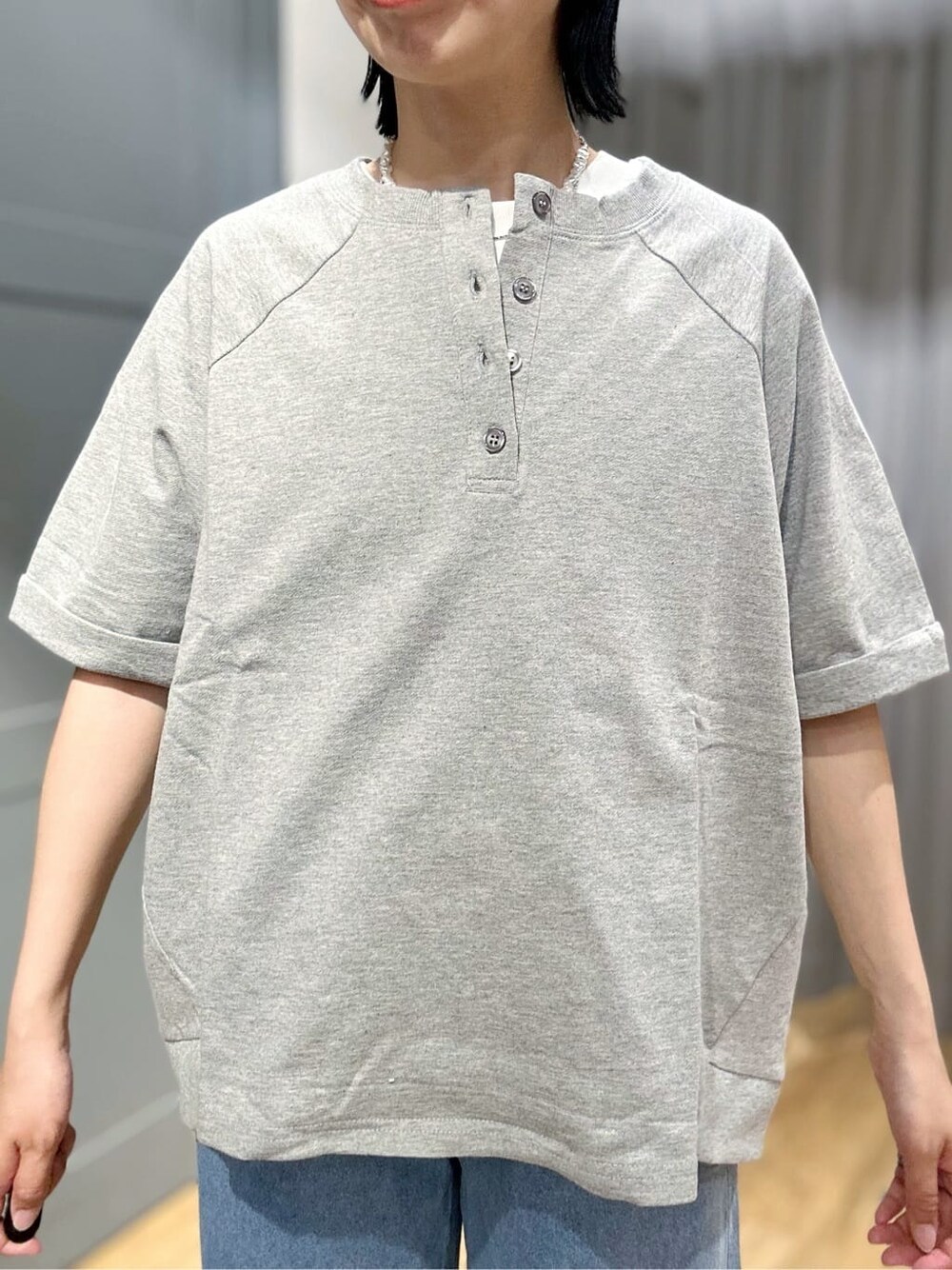 グレー系のその他トップス、ブルー系のその他パンツ、ブラウン系のショルダーバッグを着用したレディースの春コーディネートの5枚目の写真