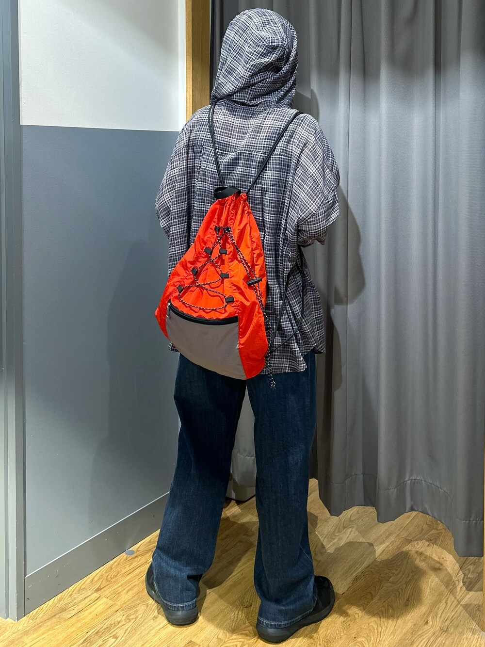 ブラック系のタンクトップ、グレー系のシャツ/ブラウス、ブルー系のデニムパンツを着用したレディースの夏コーディネートの9枚目の写真