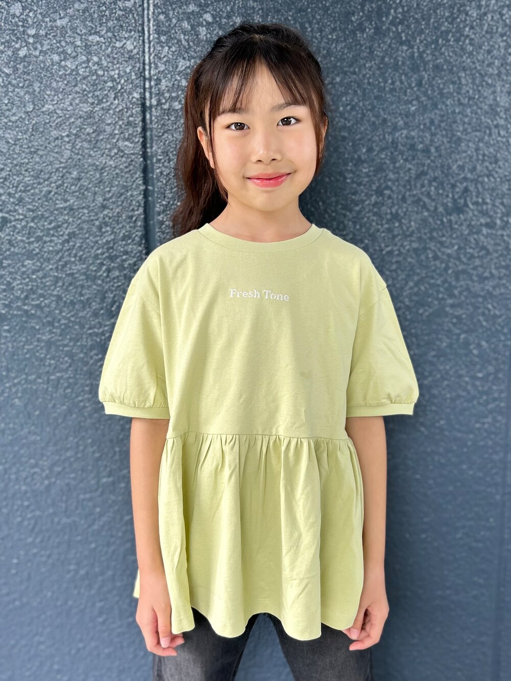 イエロー系のTシャツ/カットソー、ブラック系のデニムパンツを着用したキッズの夏コーディネートの4枚目の写真